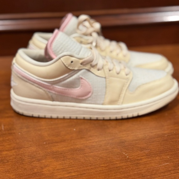 Nike Air Jordan 1 Low SE Sneakers ‘Muslin Legend Pink’ - Picture 2 of 4